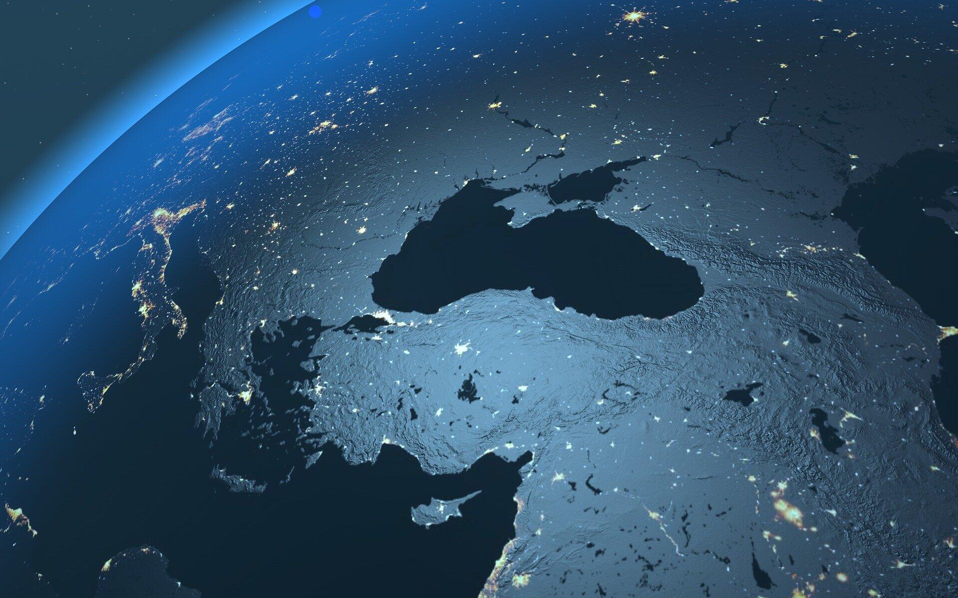 Türkiye’nin uydu görüntüsü. Gece ışıklarıyla şehirlerin göründüğü bölge haritası.