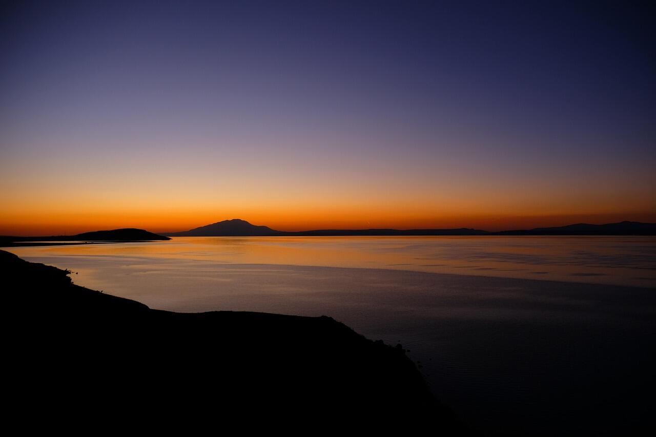 Van Gölü'nde gün batımı