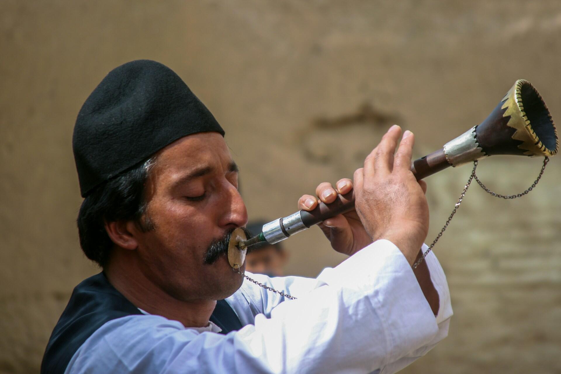 zurna çalan adam
