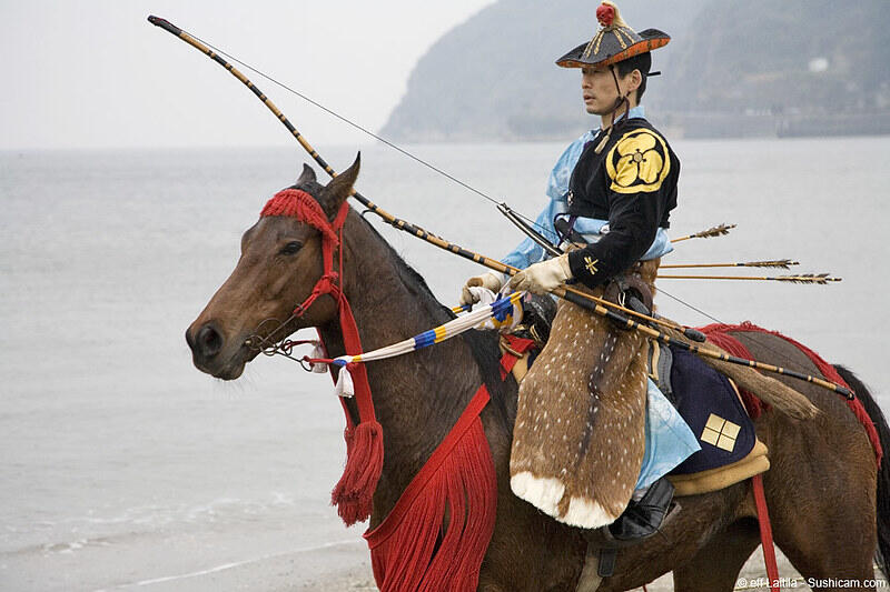 Japon yayı yumiyi at üstünde kullanan bir okçu.