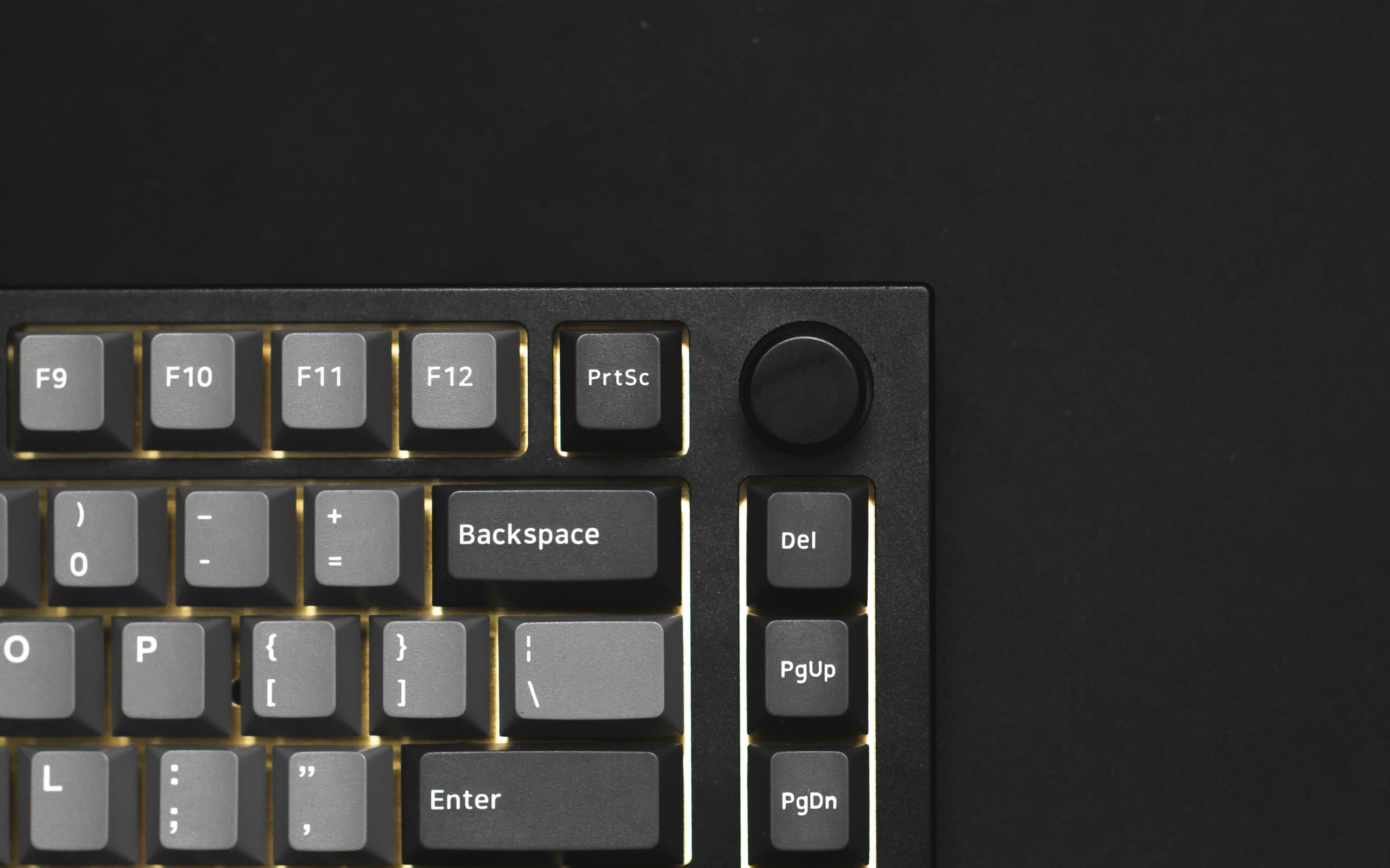 Üstten çekilmiş siyah bir klavye sağ üst köşesinde yer alan tuşlar.