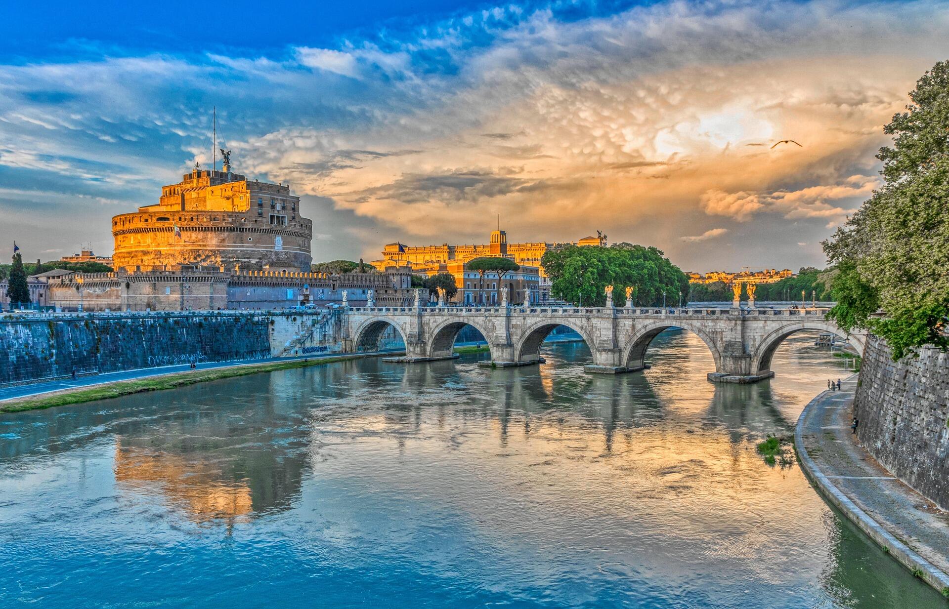 Roma Castel Sant’Angelo Aziz Melek Kalesi Tiber Nehri tarihi merkez manzarası.