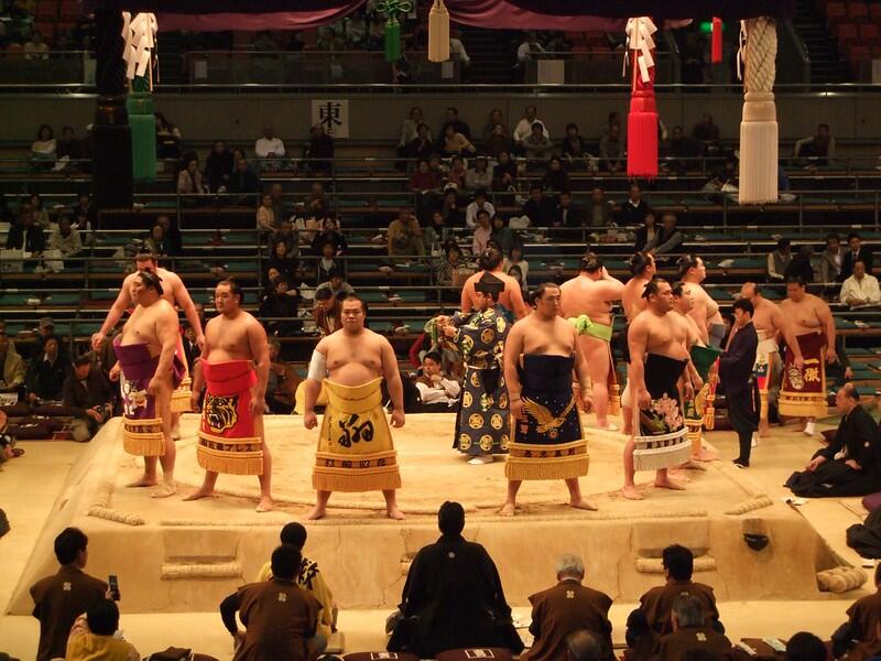 Dohyo Sumo ringinde sumo güreşçileri