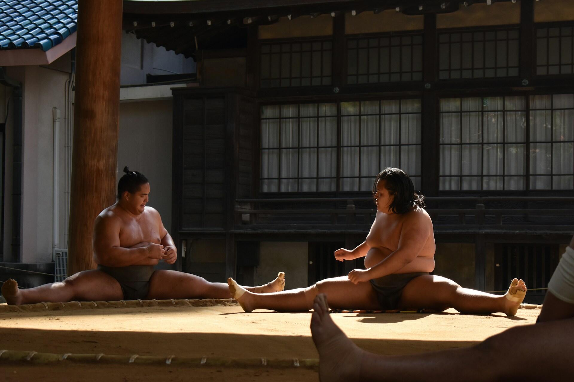 Sumo güreşi öncesi esneyen iki Japon güreşçi