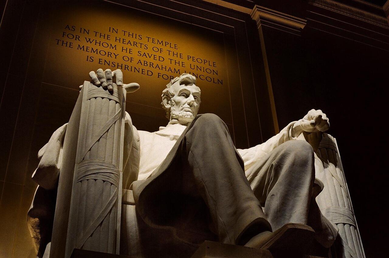 abraham lincoln heykeli lincoln memorial washington dc gece aydınlatması