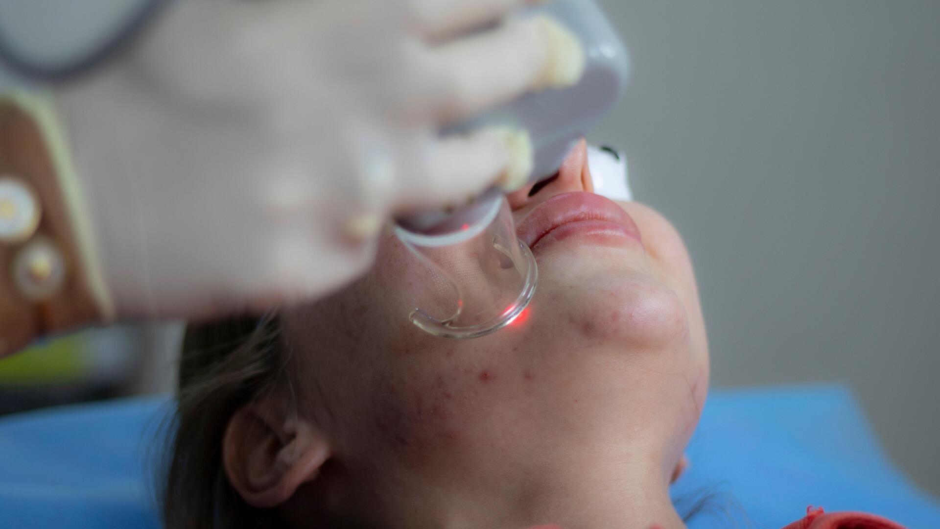 bir dermatoloji seansı