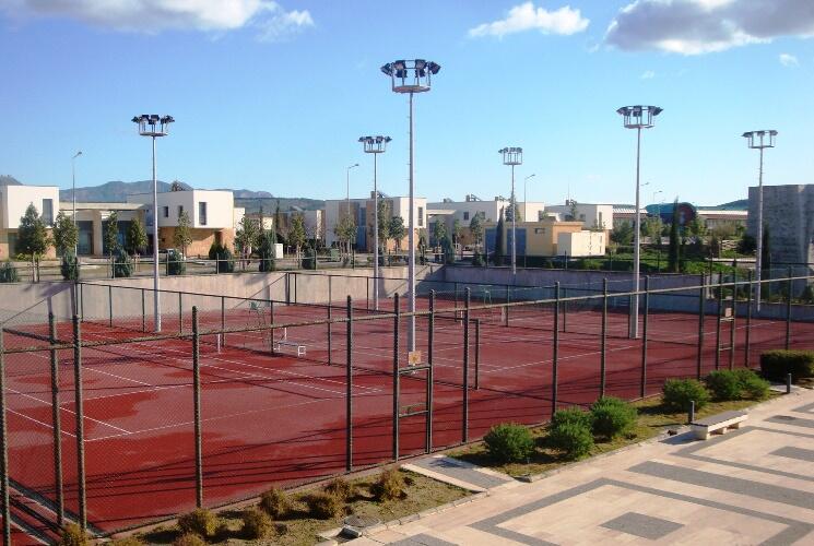 ODTÜ kampüsü içinde yer alan açık tenis kortu