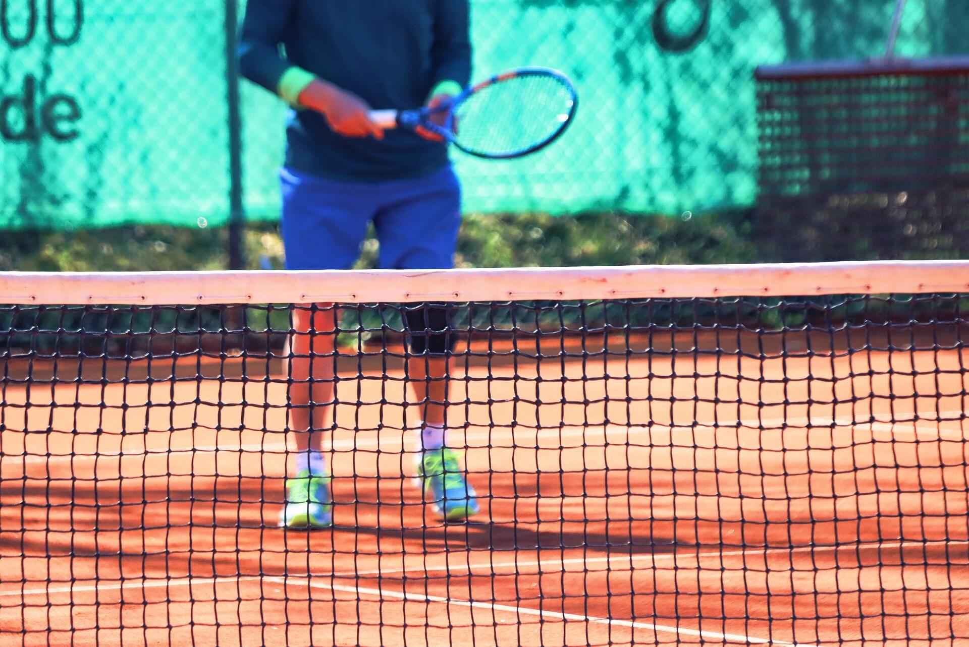 Ankara’da açık tenis kortunda file önünde oynanan tenis maçı