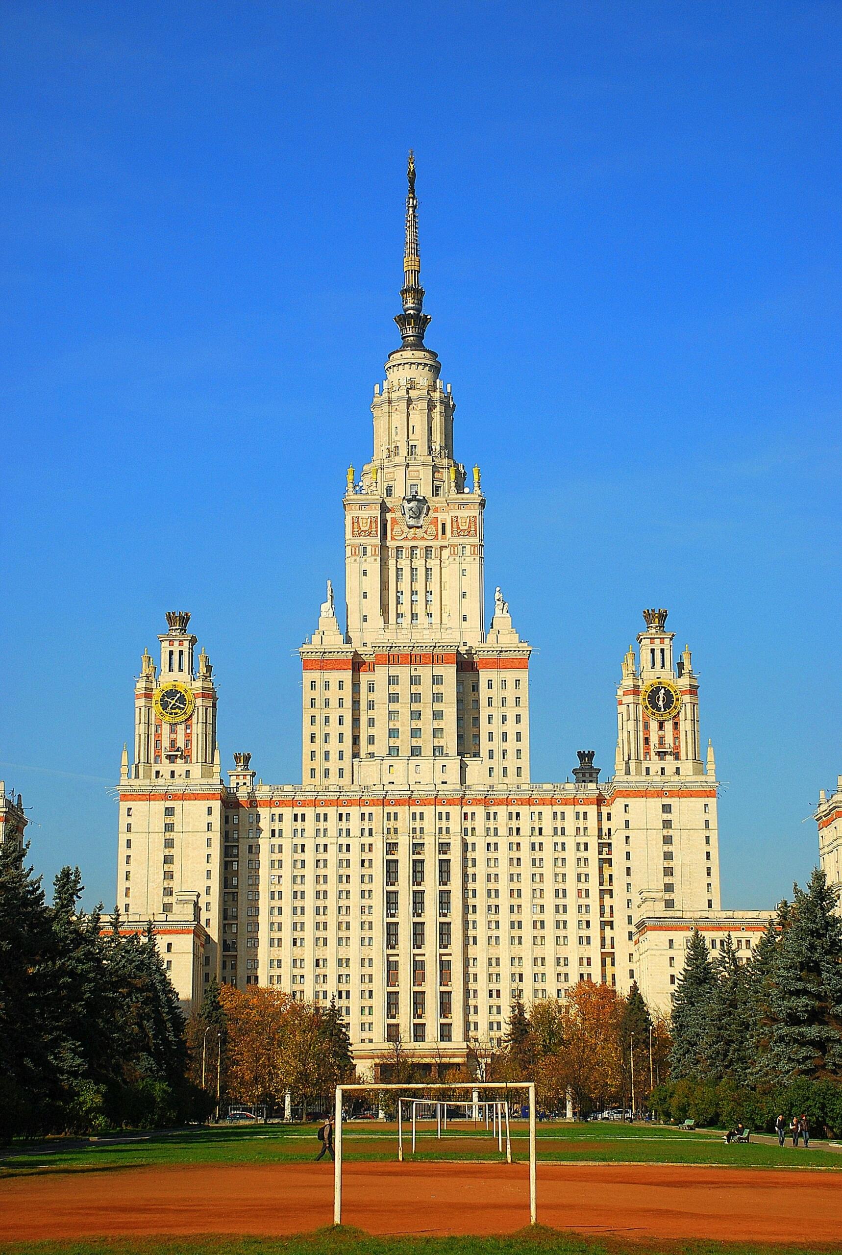 üç başlı bir kule