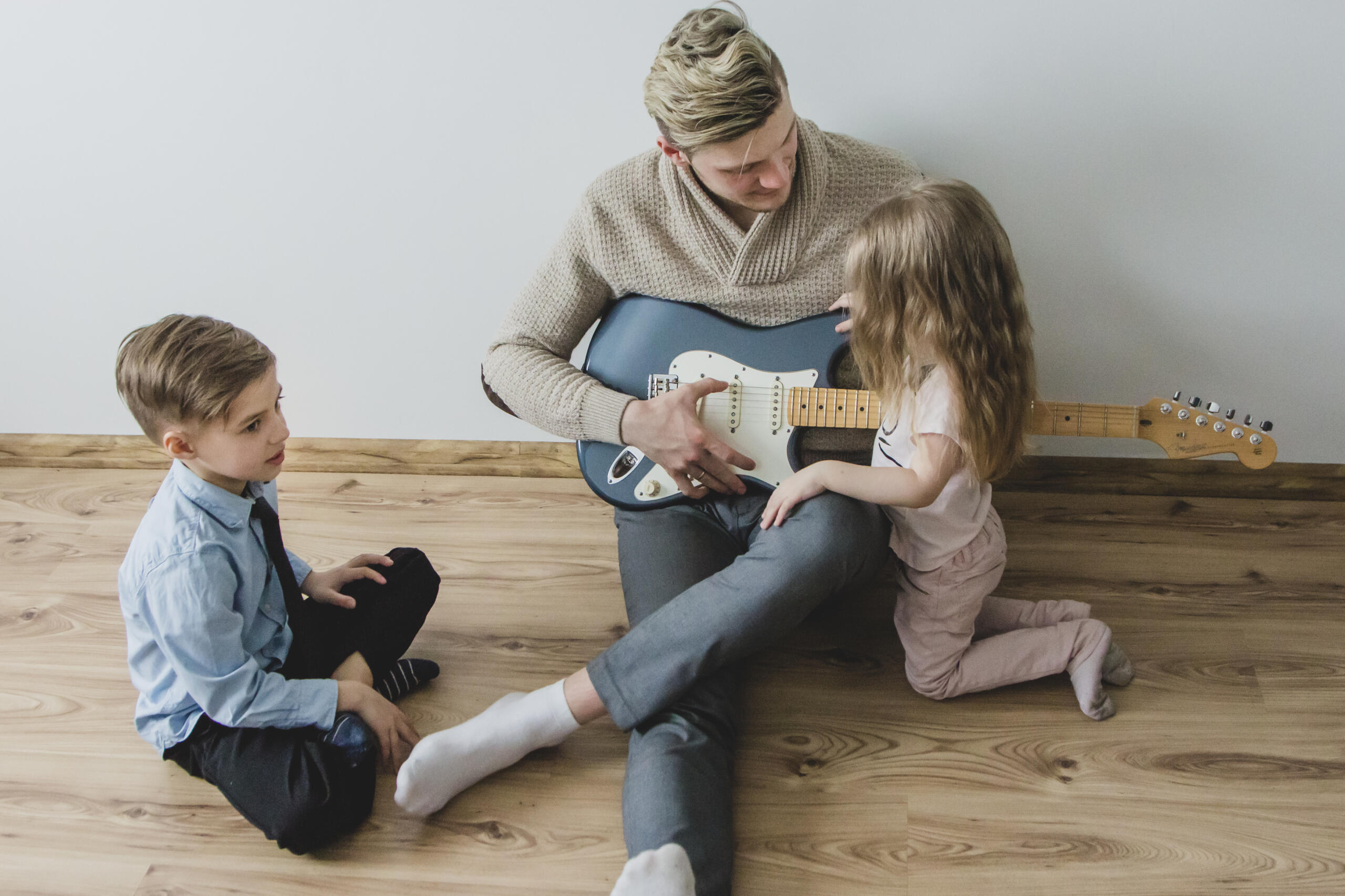 gitar çalan baba ve çocukları