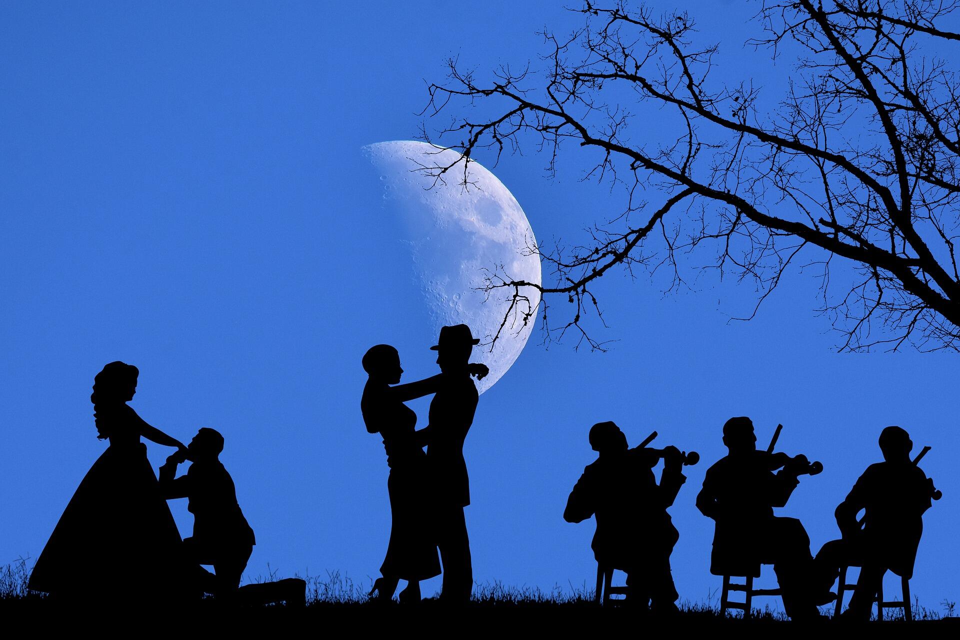 ay ışığı altında dans eden çiftler