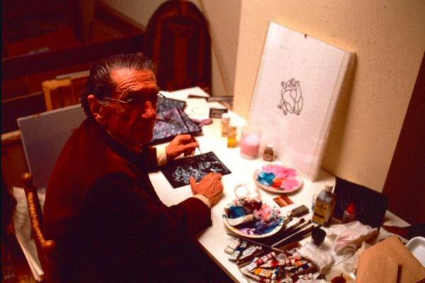 Abidin Dino resim yaparken