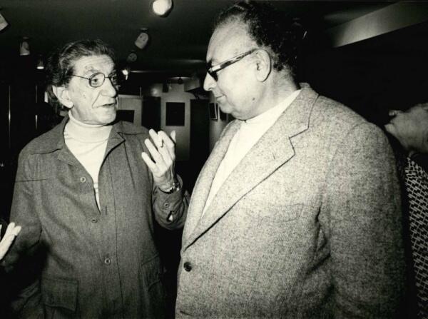 Türk resminin usta ismi Abidin Dino ve edebiyatın devi Yaşar Kemal'in bir arada olduğu, siyah-beyaz nostaljik bir fotoğraf.