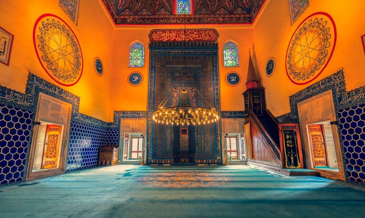 Bursa Yeşil Camii'nin üst katındaki tarihi odanın pencereleri ve dökülmüş turkuaz çinileri.