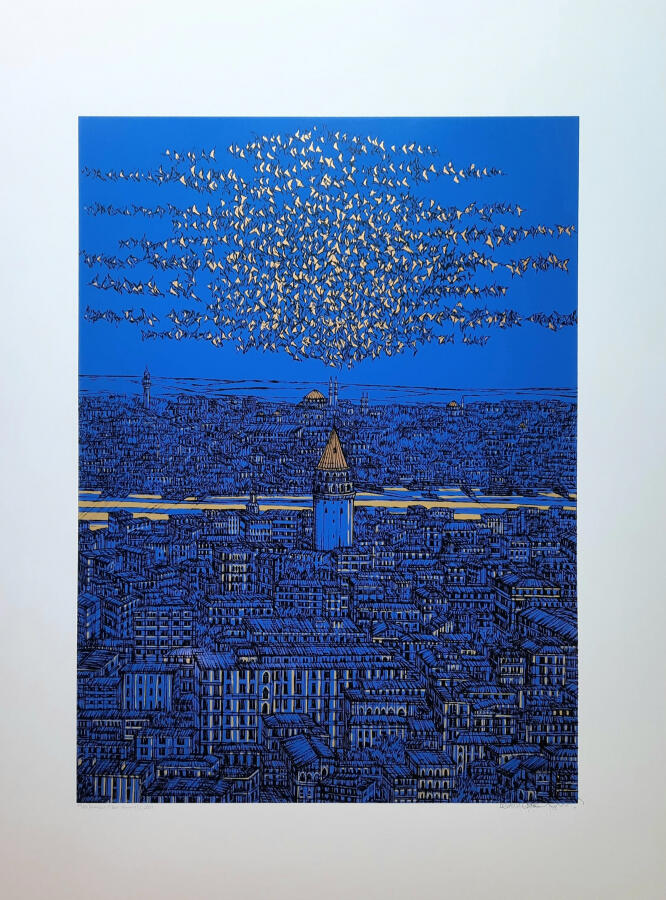 Devrim Erbil'in gece mavisi ve lacivert tonlarının hakim olduğu, Galata Kulesi'nin merkezde yer aldığı kuş bakışı İstanbul tablosu.