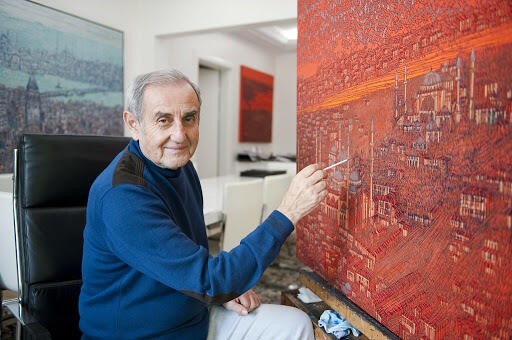 Devrim Erbil'in bir tuvalin önünde fotoğrafı