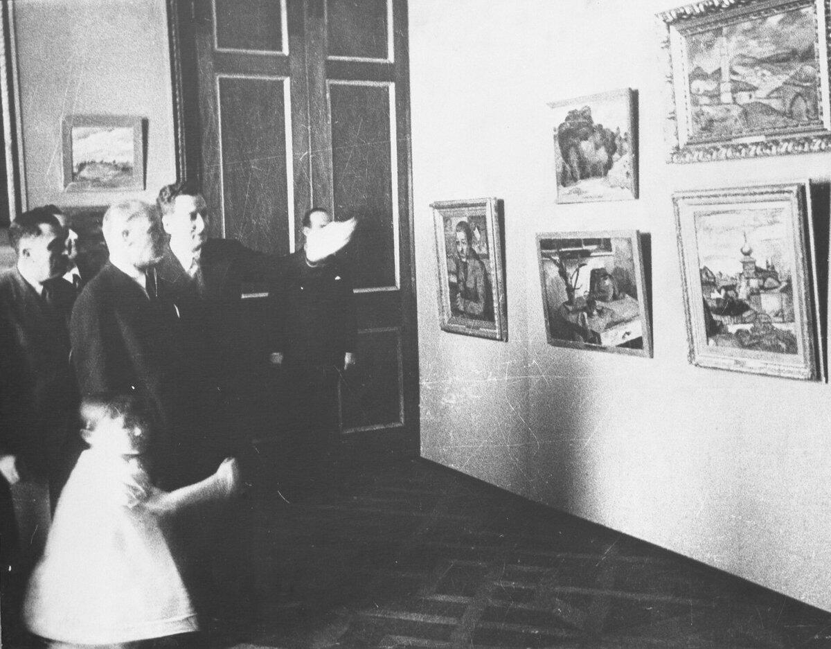 Mustafa Kemal Atatürk ve ressam İbrahim Çallı, Dolmabahçe Sarayı’ndaki ilk Devlet Resim ve Heykel Müzesi açılışında eserleri incelerken.