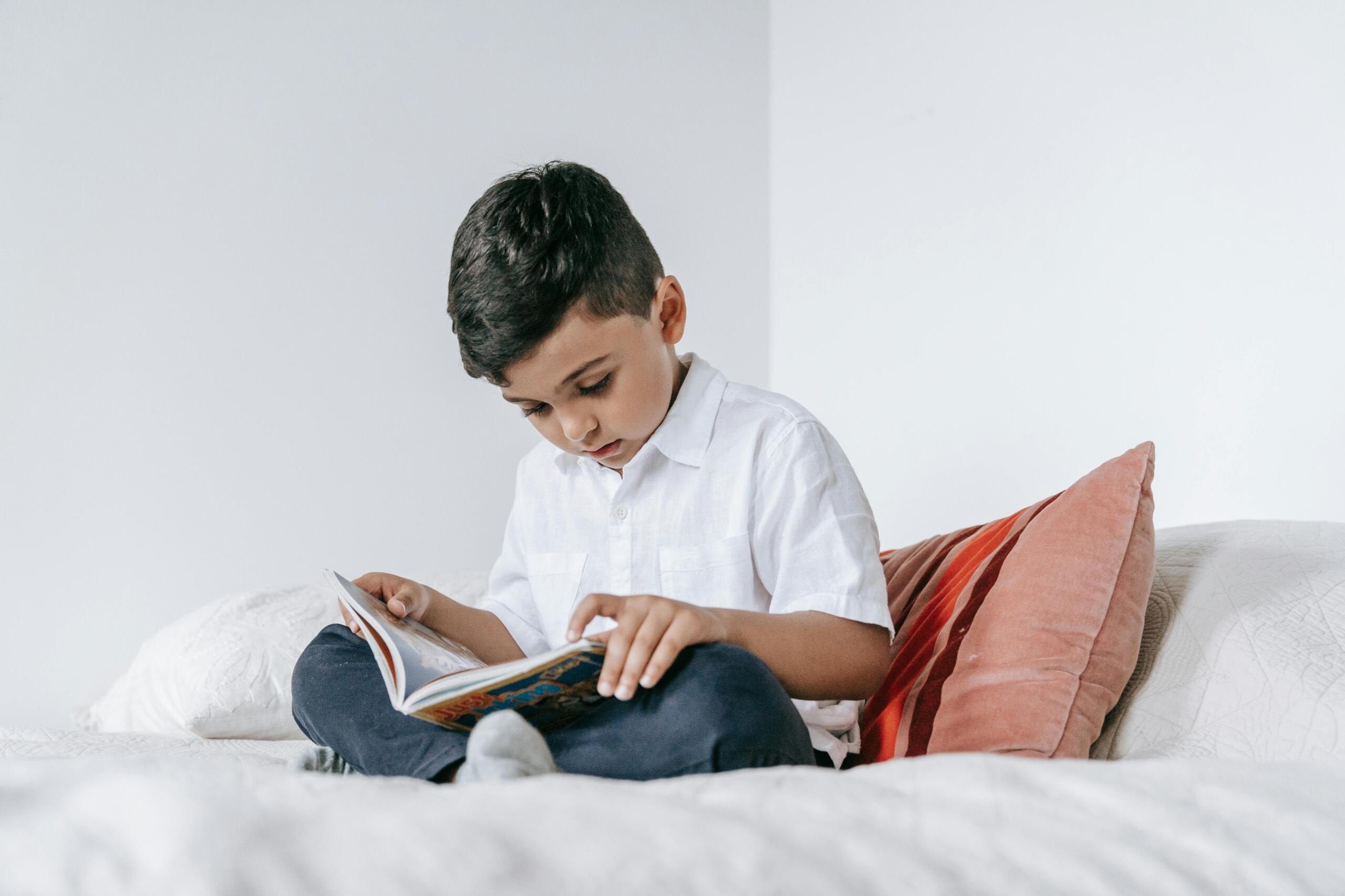 kitap okuyan çocuk