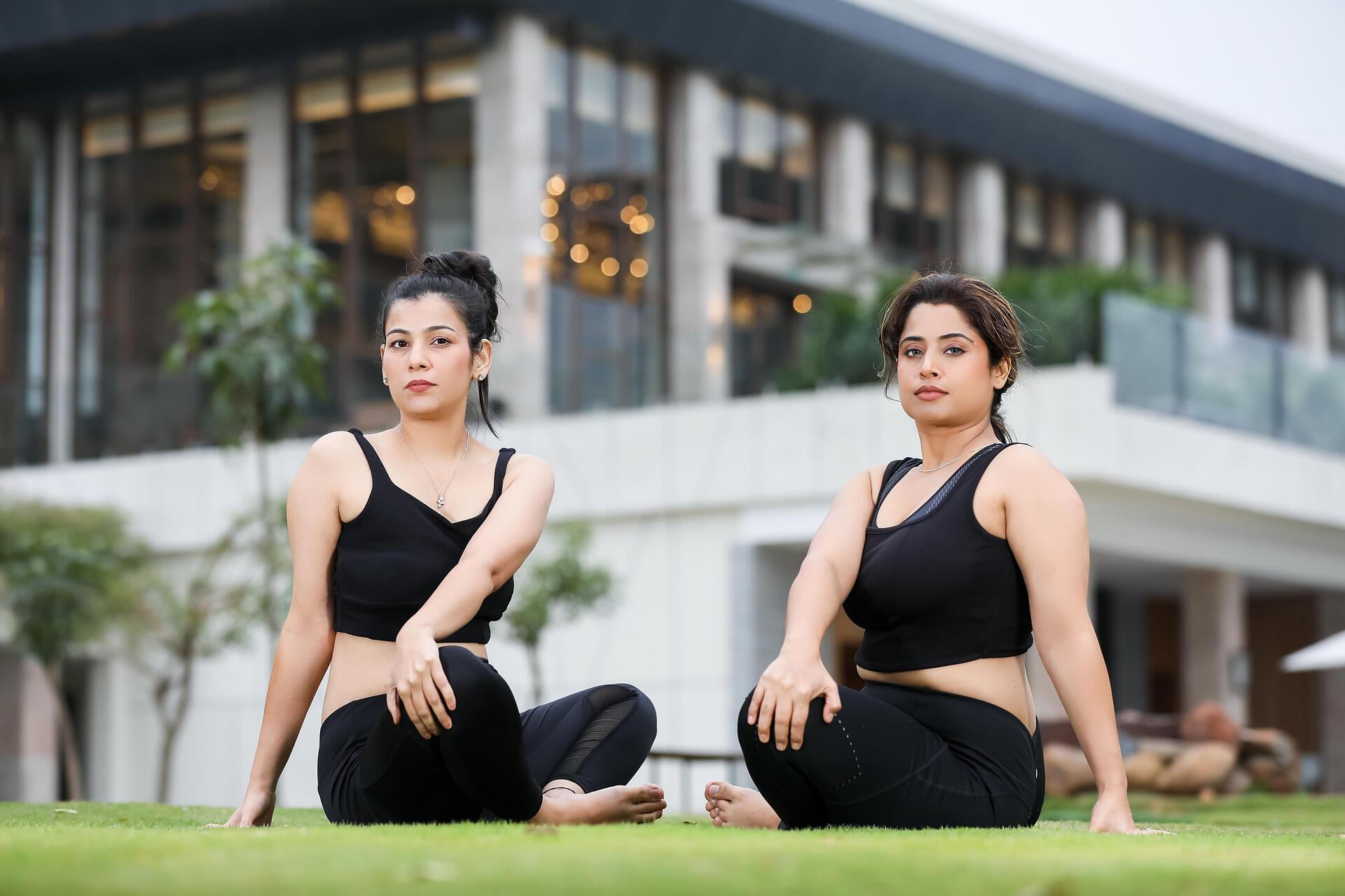 açık havada yoga yapan iki kadın zihinsel rahatlama ve stres azaltma egzersizi