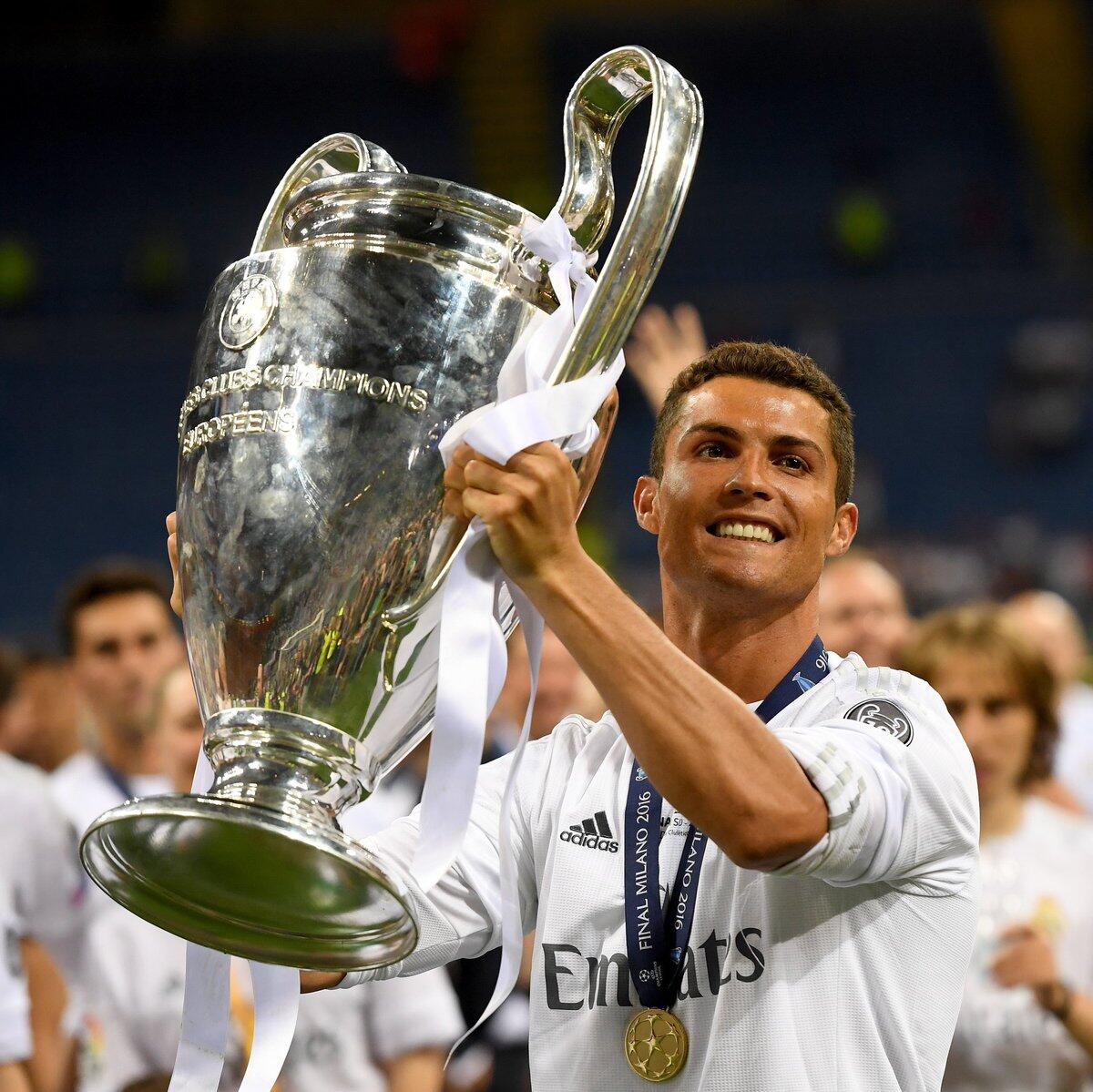 Kupayı kaldıran genç Ronaldo