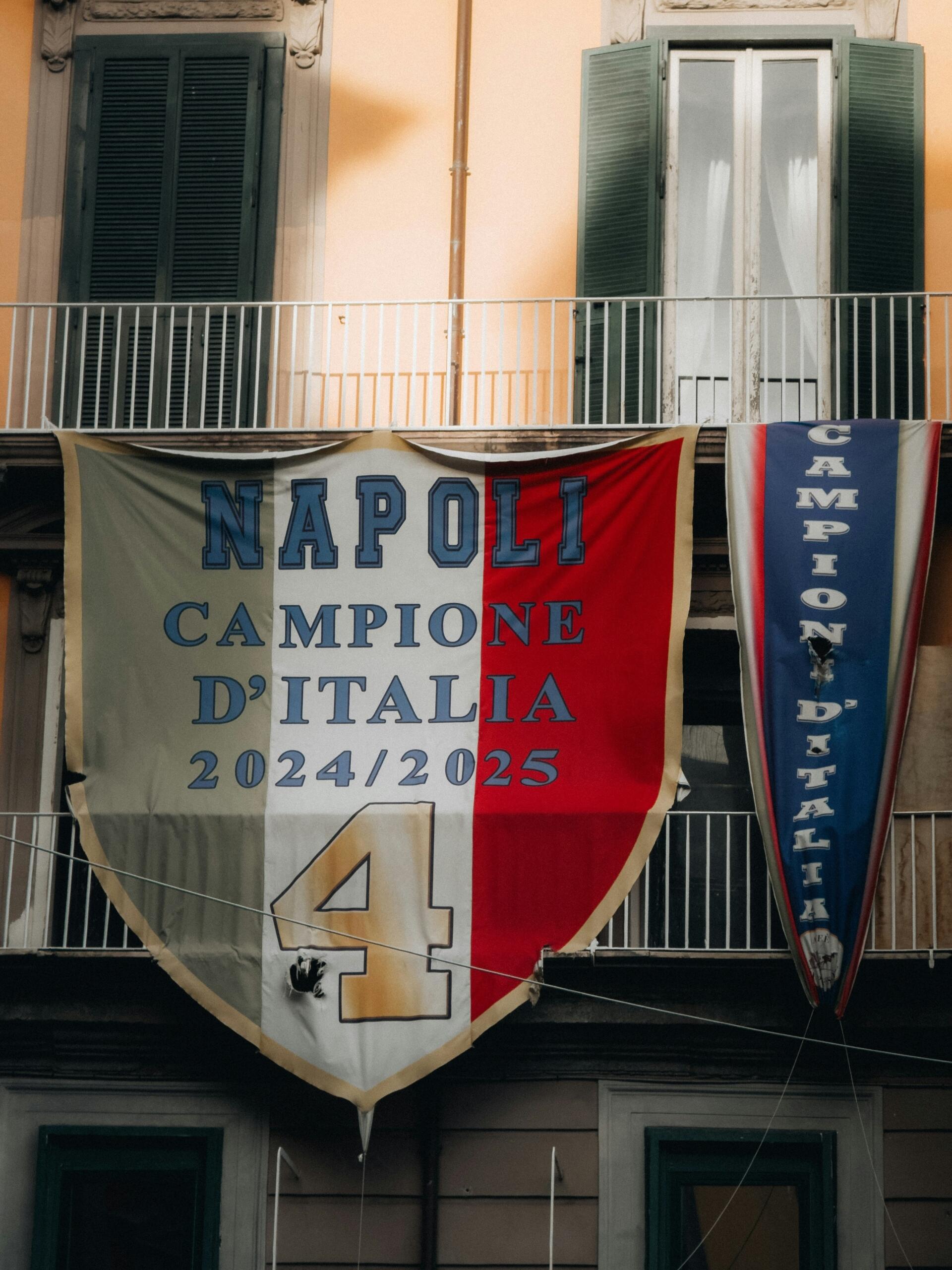 Napoli'nin tarihi sokaklarında bir binanın balkonuna asılmış 