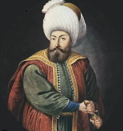 Koyu arka plan önünde geleneksel Osmanlı kıyafetleri ve büyük beyaz kavukla tasvir edilmiş Osmanlı padişahı portresi