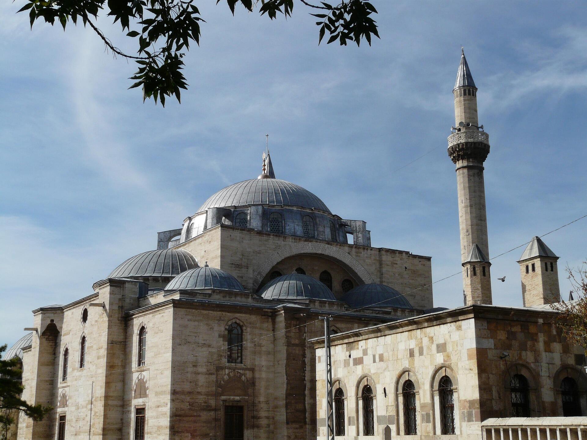 Edirne’de bulunan Selimiye Camii’nin dış görünümü, büyük merkezi kubbesi ve ince minaresiyle Osmanlı mimarisinin en görkemli eserlerinden biri.