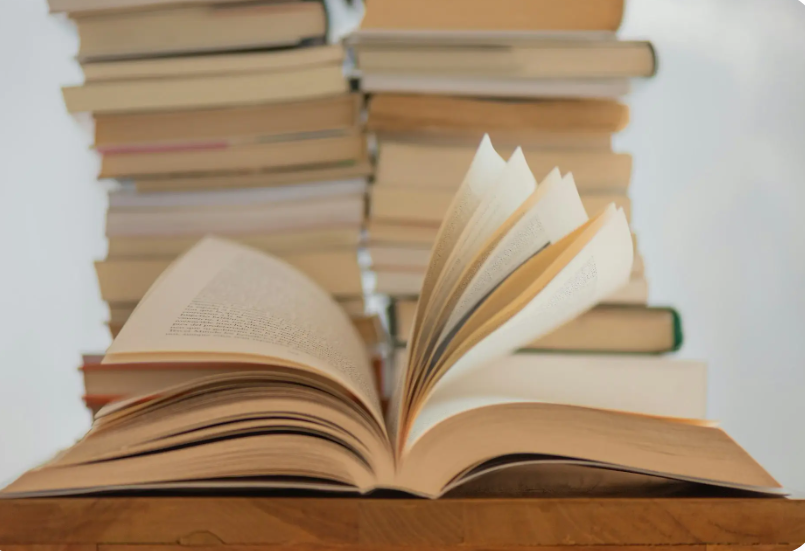 sayfaları uçuşan bir kitap görseli