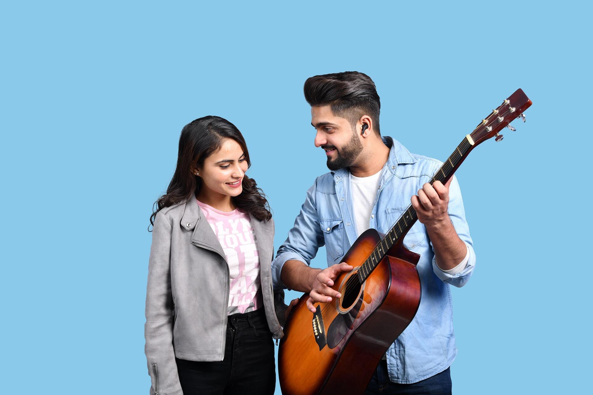 Superprof Türkiye üzerinden gitar kursu alan bir öğrenci ve eğitmenin keyifli birebir ders anı.