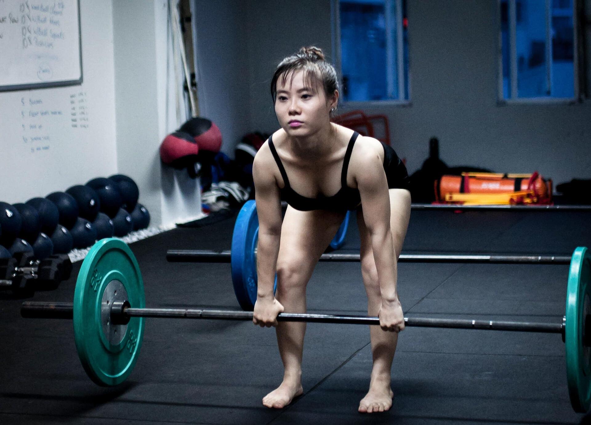 Spor salonunda deadlift hareketini yapan bir kadın