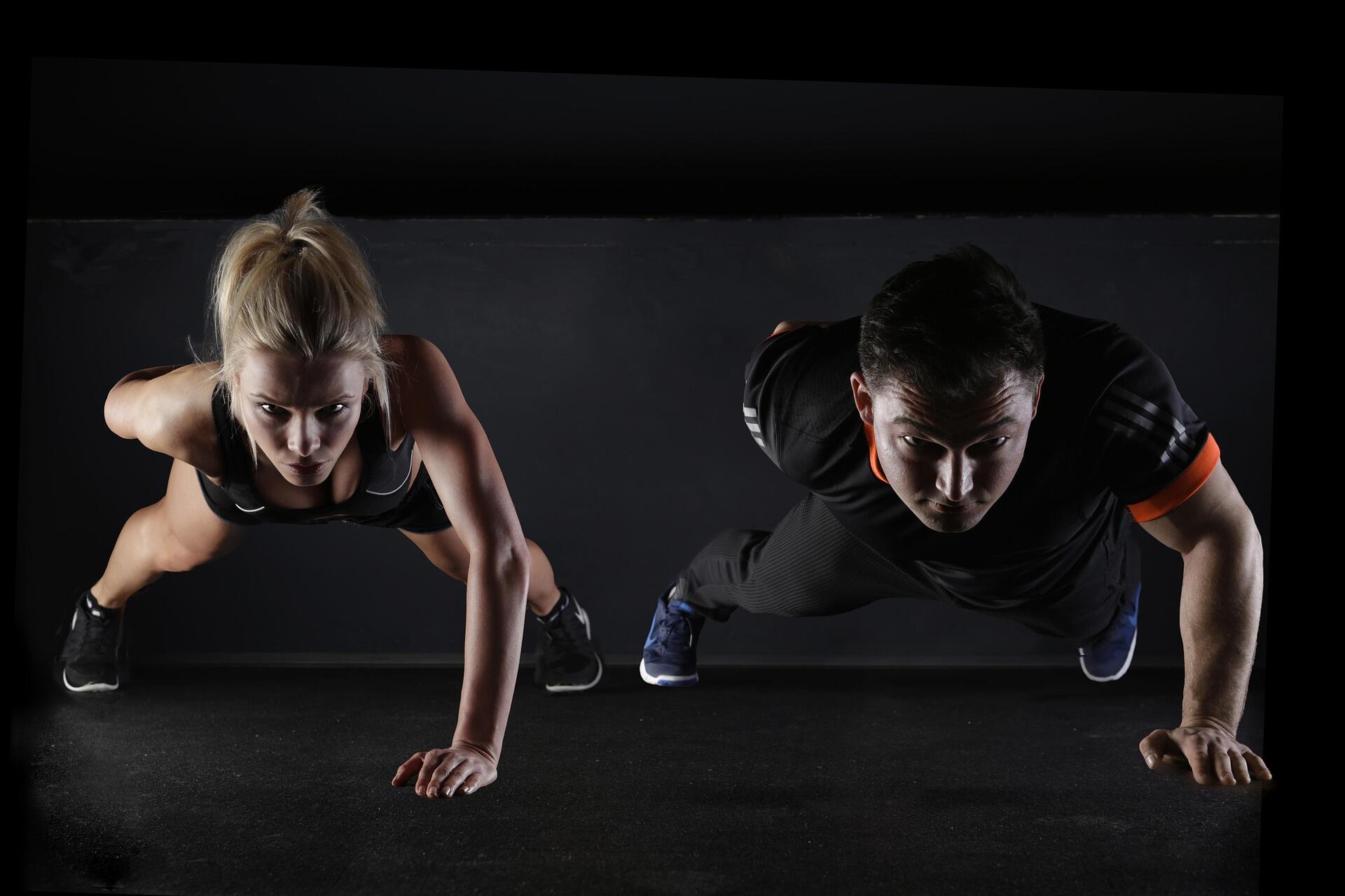 birlikte push up yapan bir erkek ve bir kadın