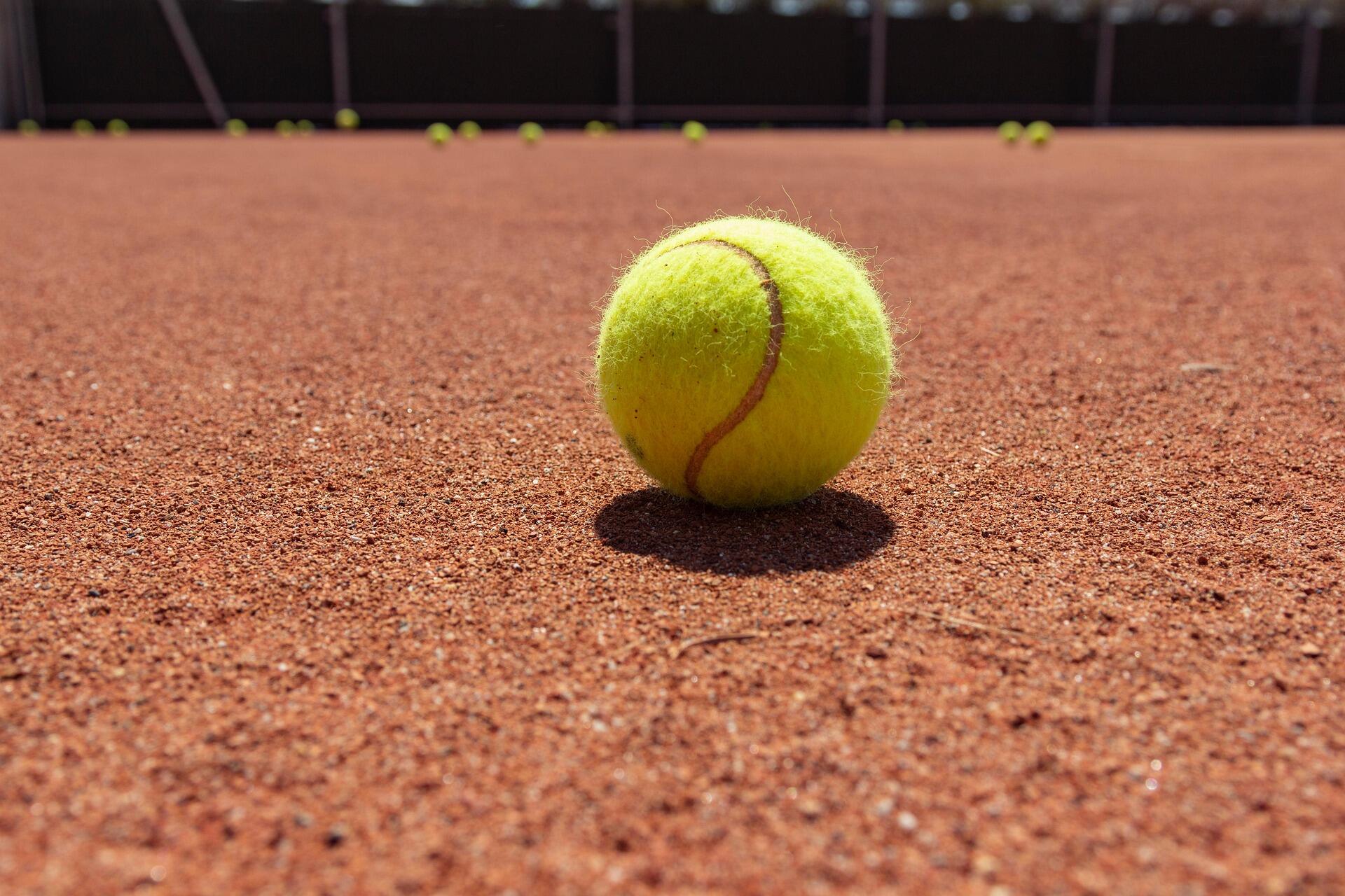 kırmızı toprak zemin tenis kortu yakın çekim