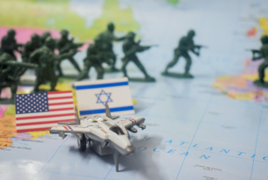 Amerika ve İsrail Bayrağının olduğu bir dünya bağrağı küresi