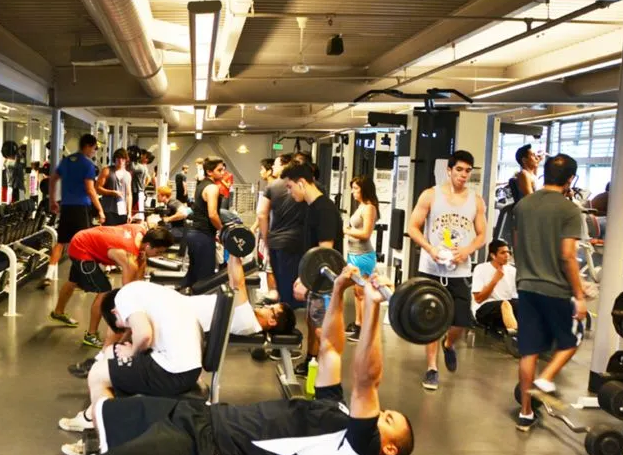 kalabalık bir spor salonu