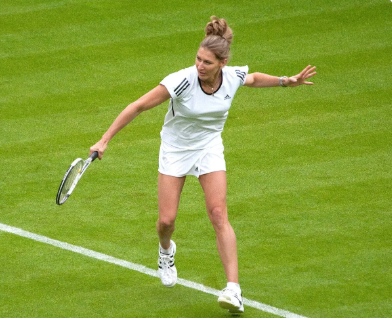 tenis oynayan bir kadın