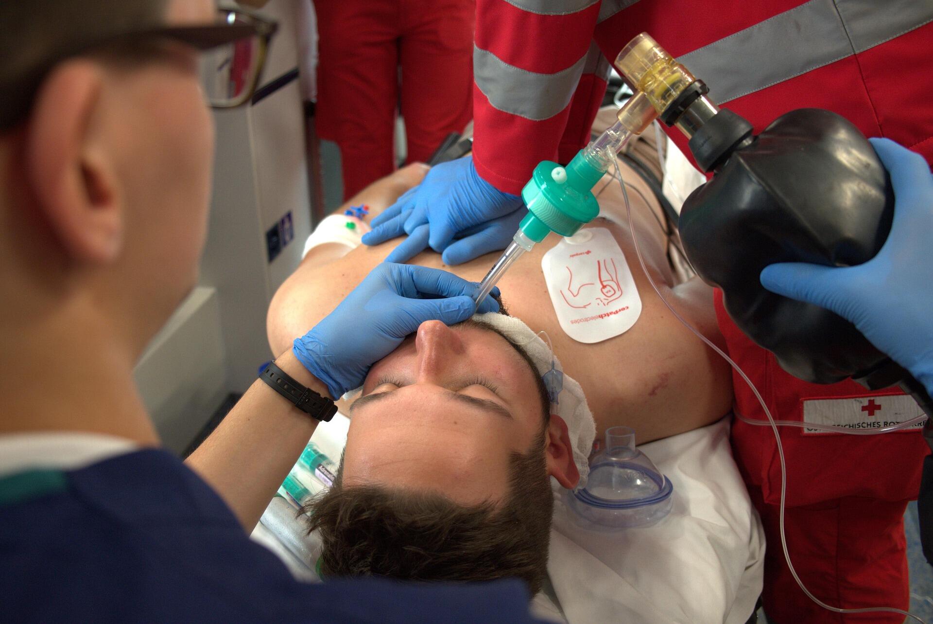 Acil müdahale eğitiminde, entübe edilmiş hasta maketine ambu cihazı ve elektrotlar kullanılarak ileri yaşam desteği ve CPR müdahalesi simülasyonu yapılıyor.