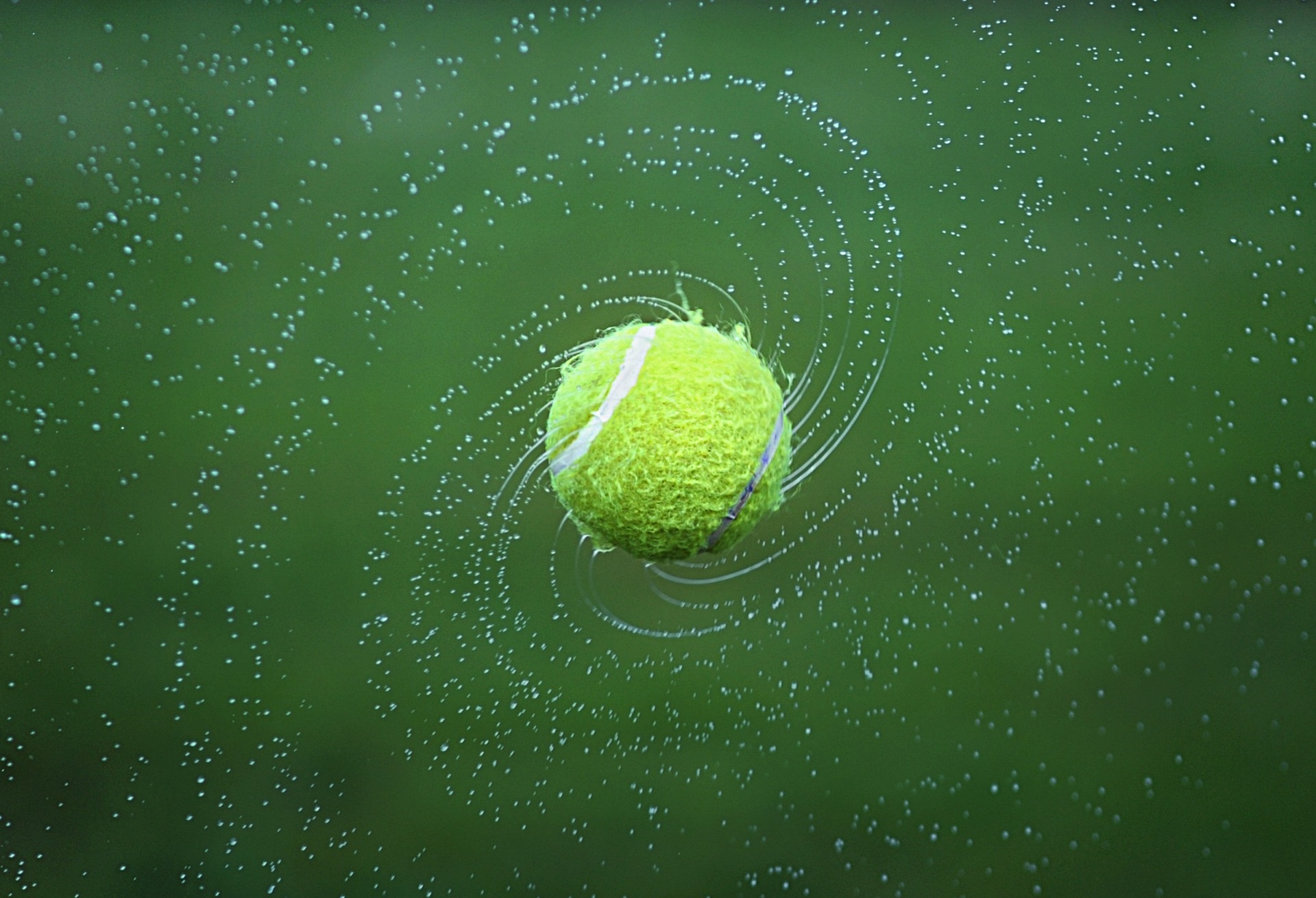 havada spin atan bir tenis topu yakın çekimi