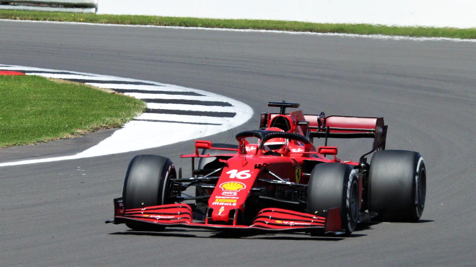 pistte giden bir formula 1 aracı