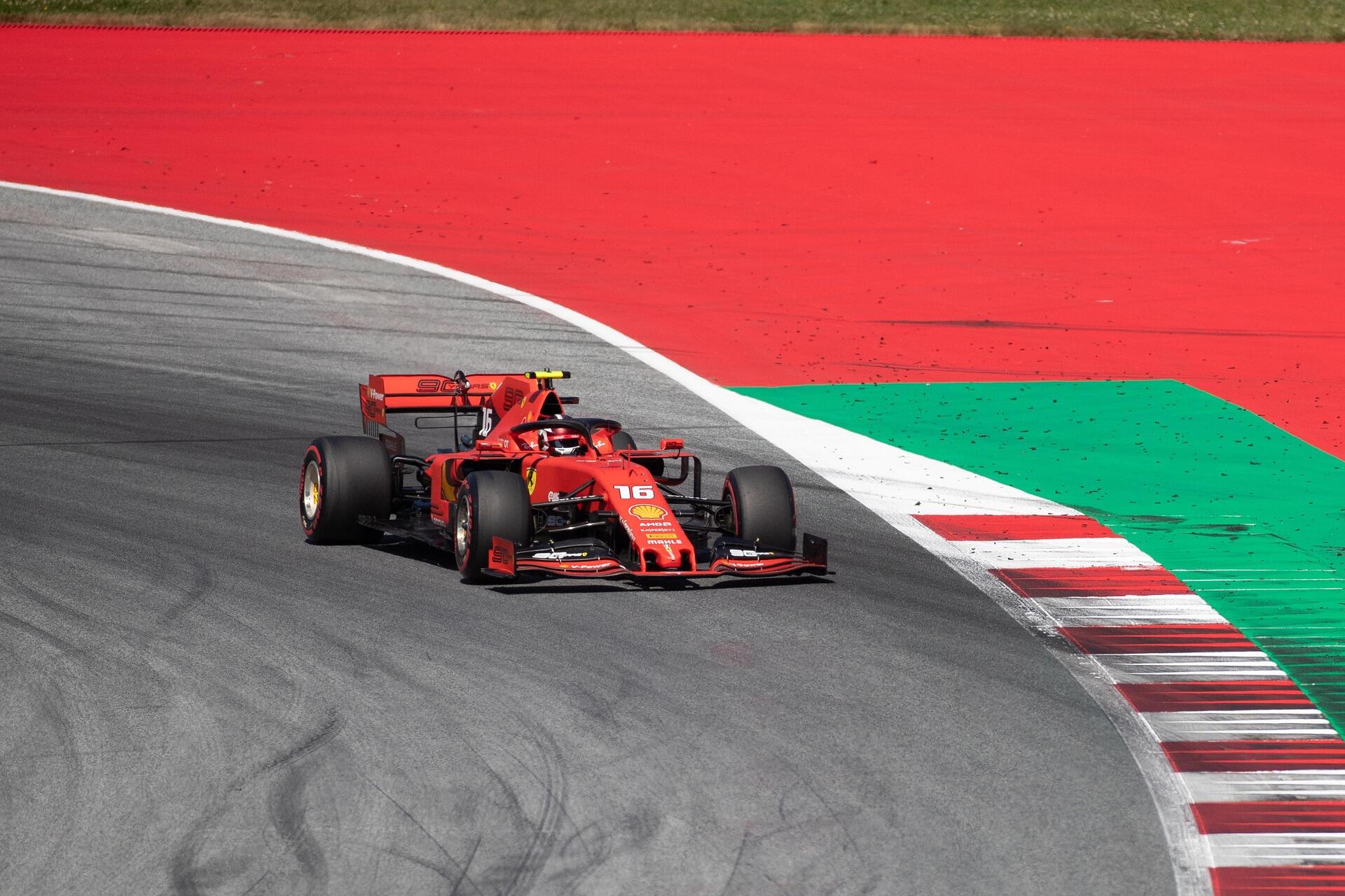 Formula 1 İstanbul Park yarış pistinde virajı dönen 16 numaralı kırmızı Ferrari F1 aracı.
