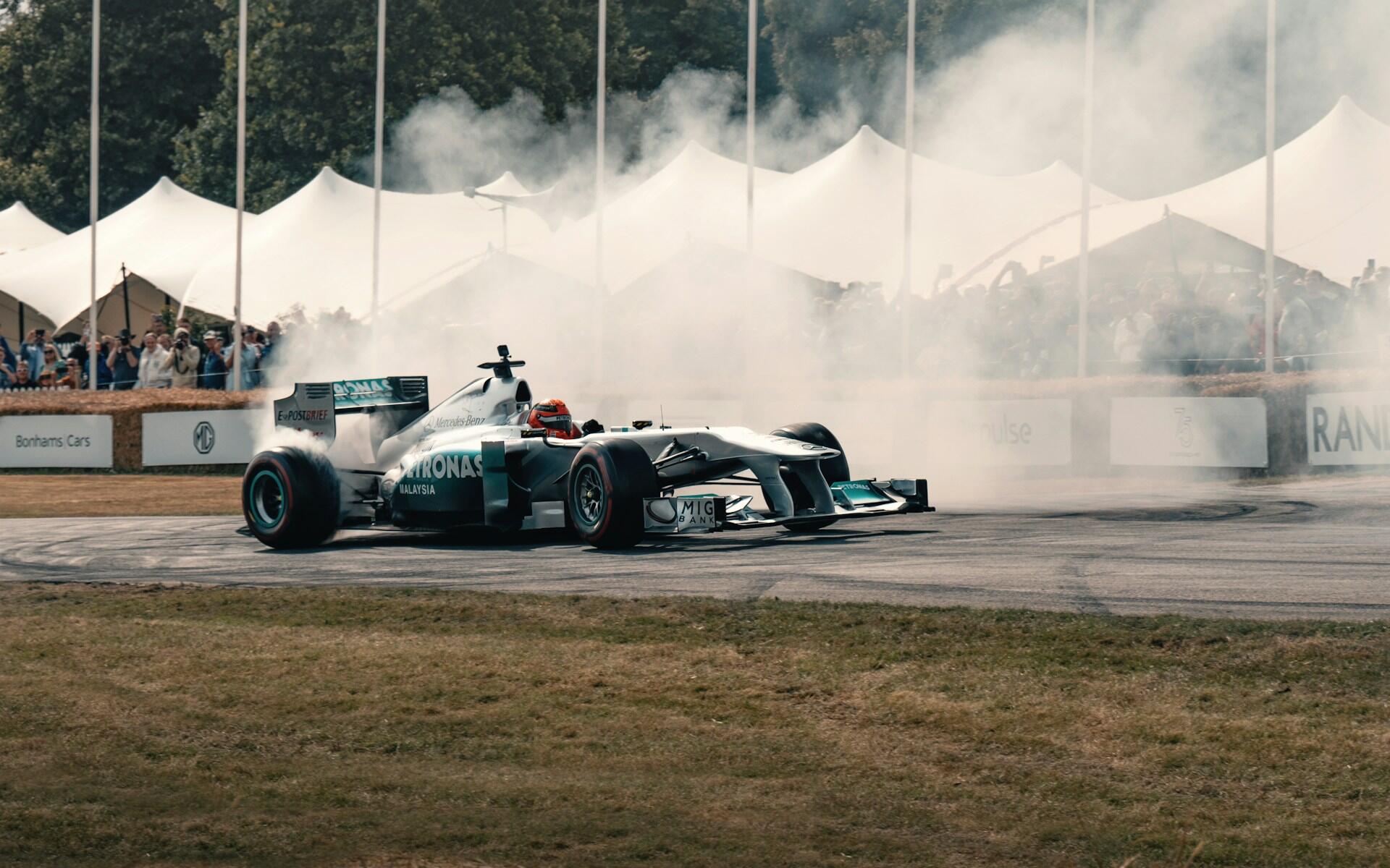 asfalt pistte giden formula 1 aracı