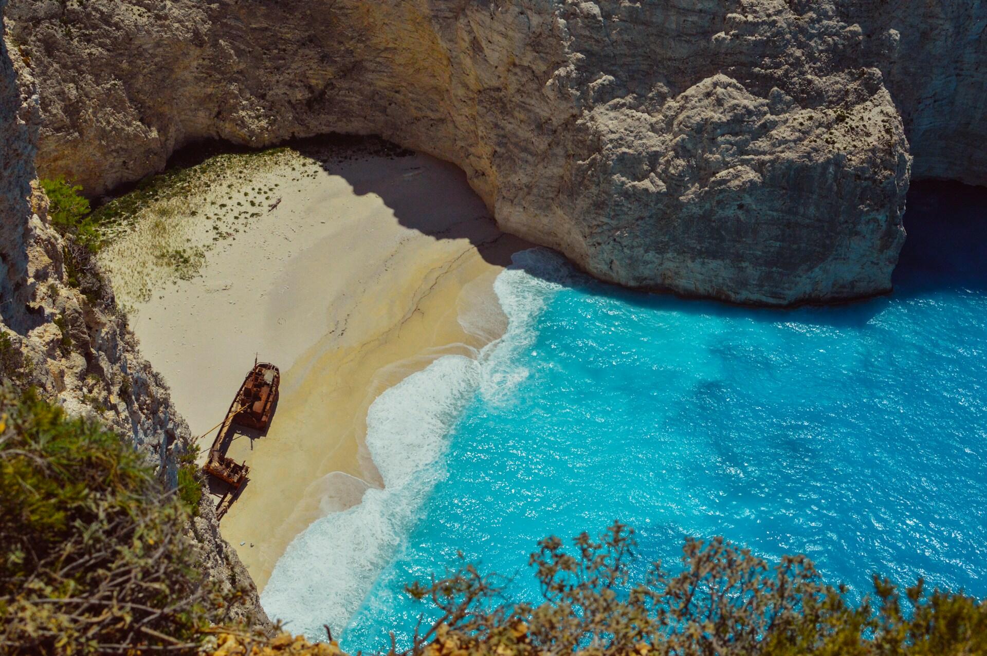 Zakintos'taki Navagio koyunun üstten ikonik görüntüsü
