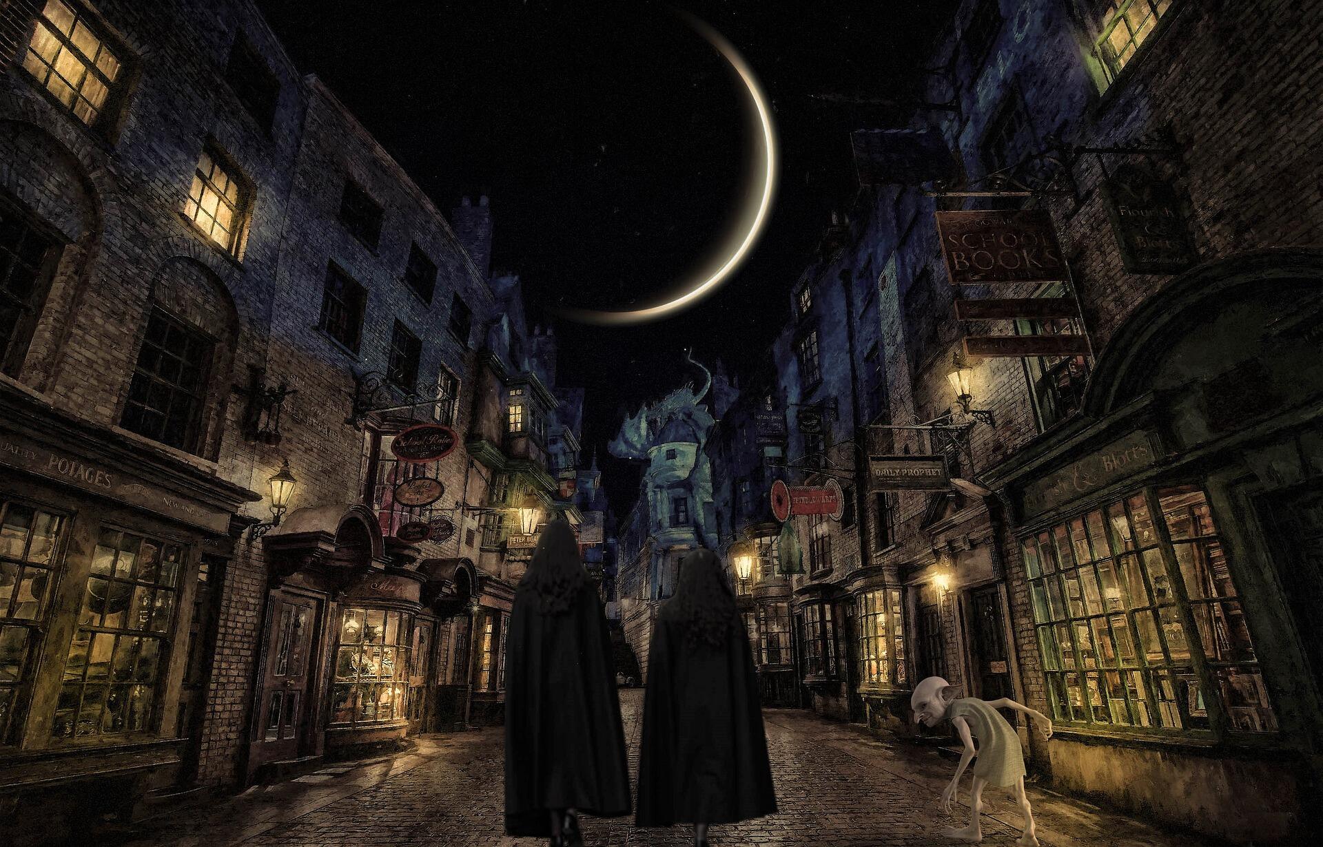 Harry Potter evreninde gece vakti Diagon Yolu sokağı, pelerinli büyücüler ve ev cini.