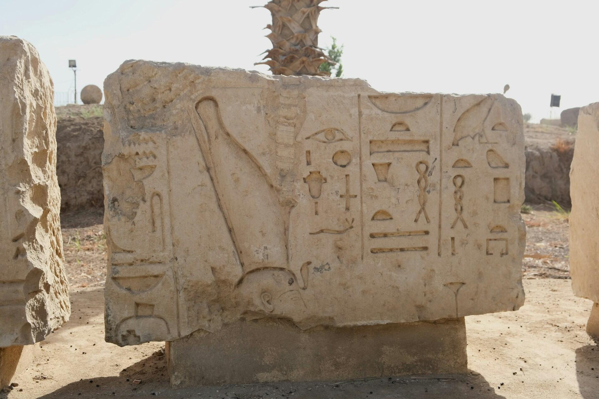Taş üzerinde hiyeroglif yazıtı