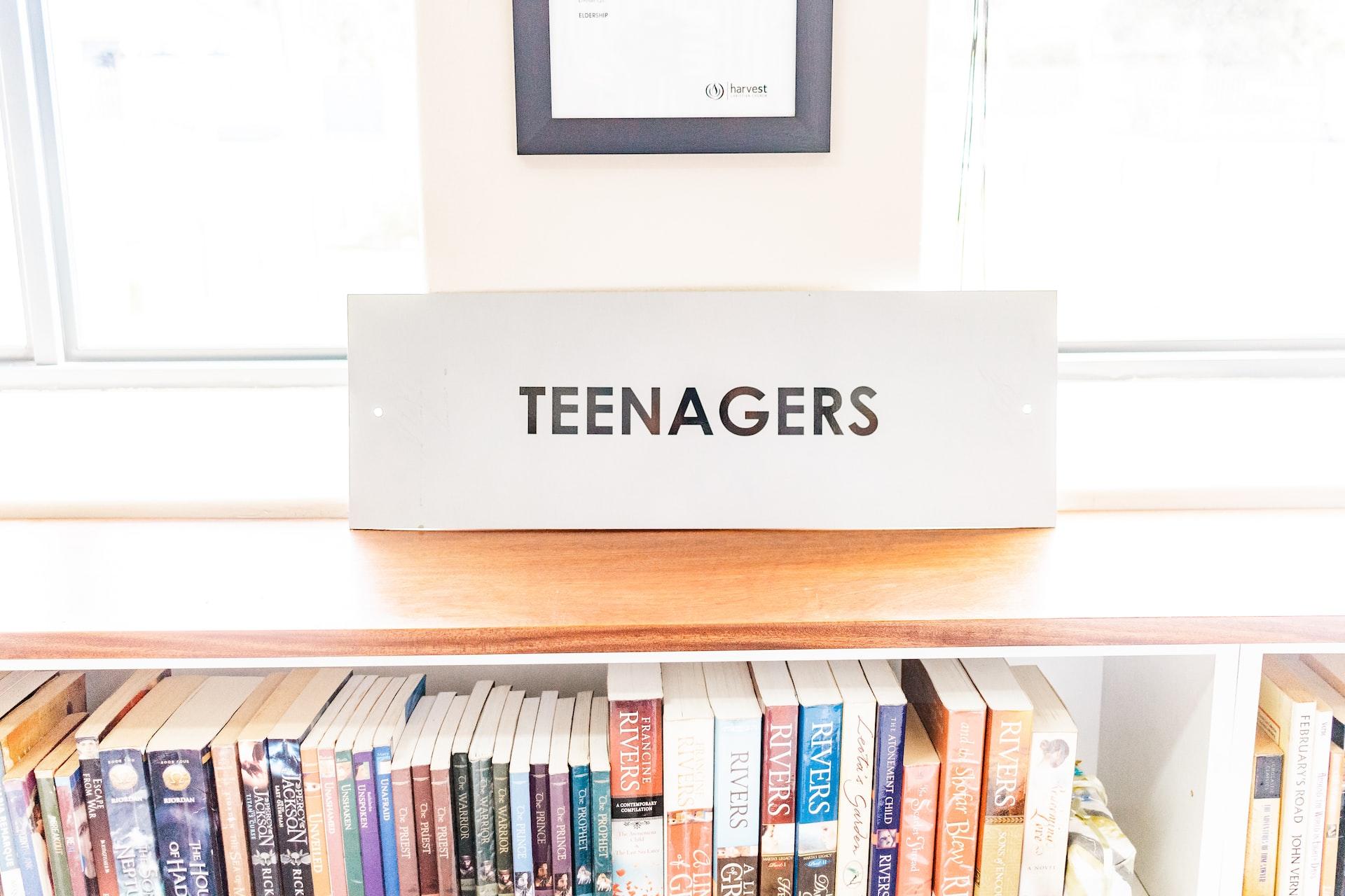 світла книжкова полиця з надписом "Teenagers"