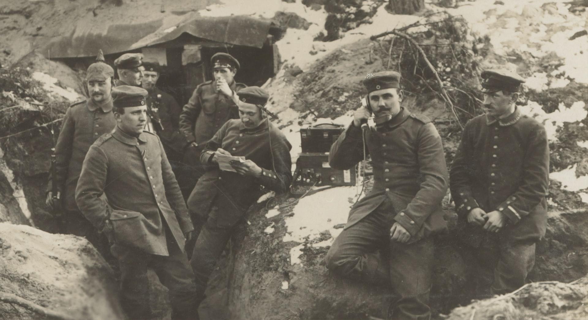 солдати в окопі. Перша світова війна