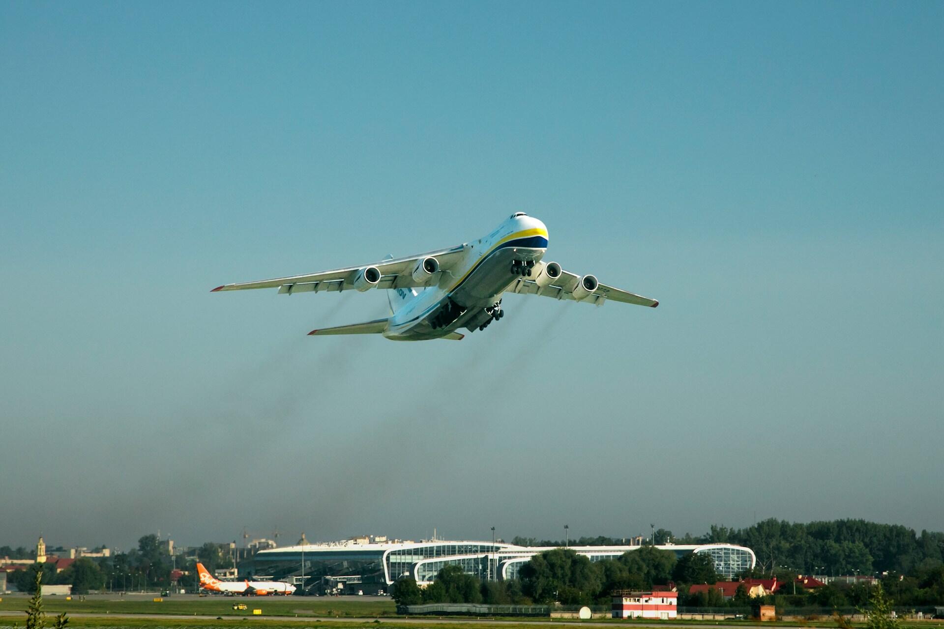 найбільший літак у світі "Мрія" АН-124 у небі над аеропортом