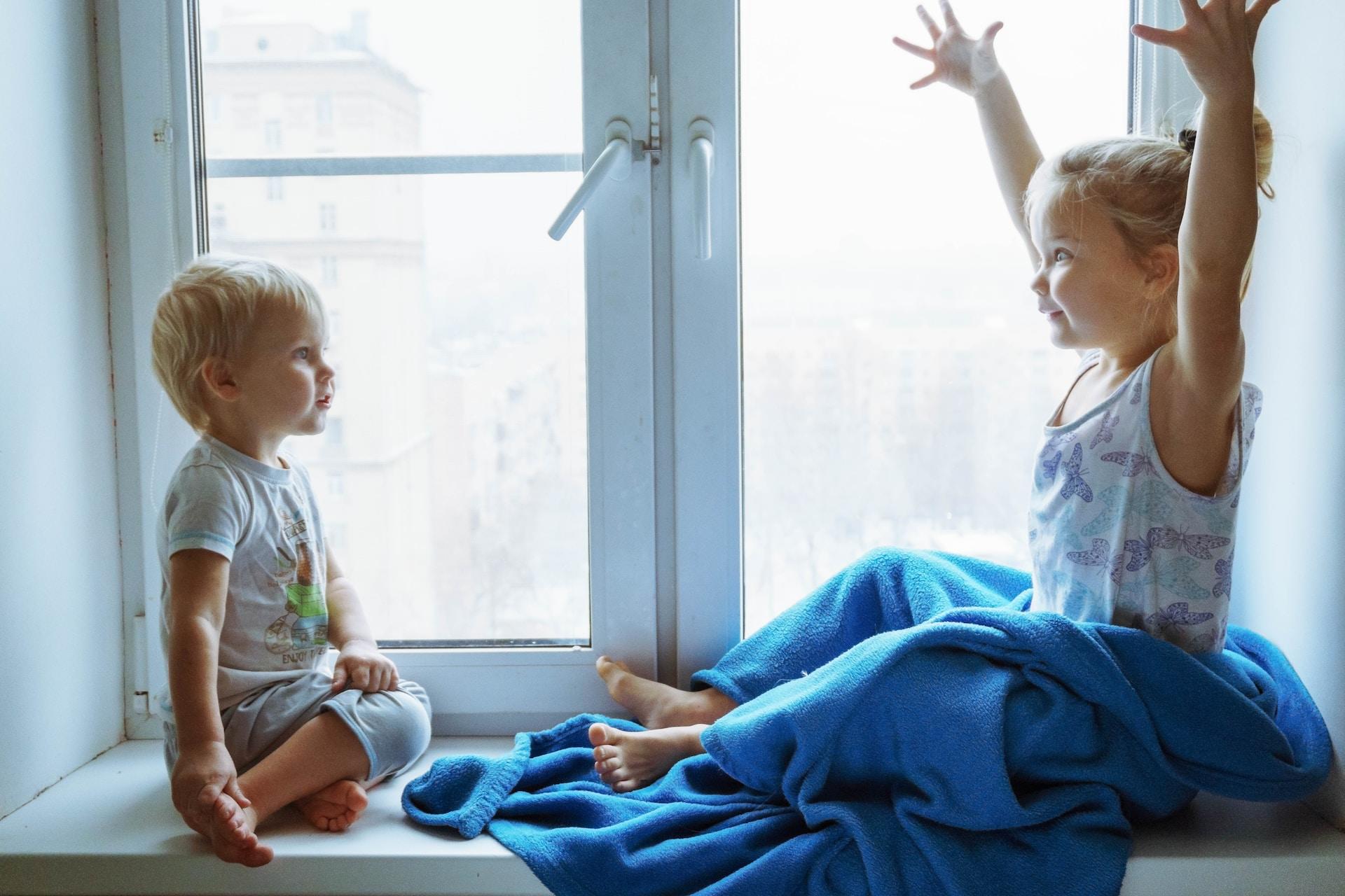 2 children are having fun