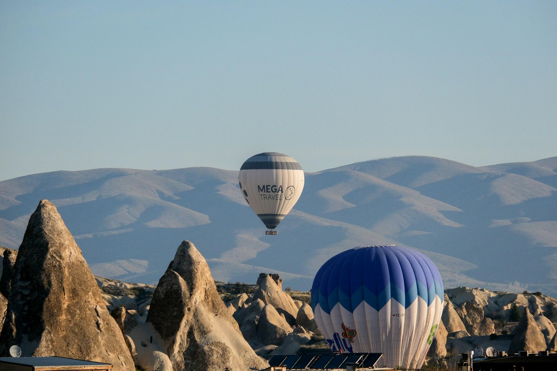повітряні кулі над піками гір