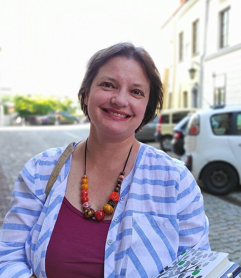 Усміхнена українська волонтерка і письменниця Тамара Горіх-Зерня (Дуда) на вулиці Києва