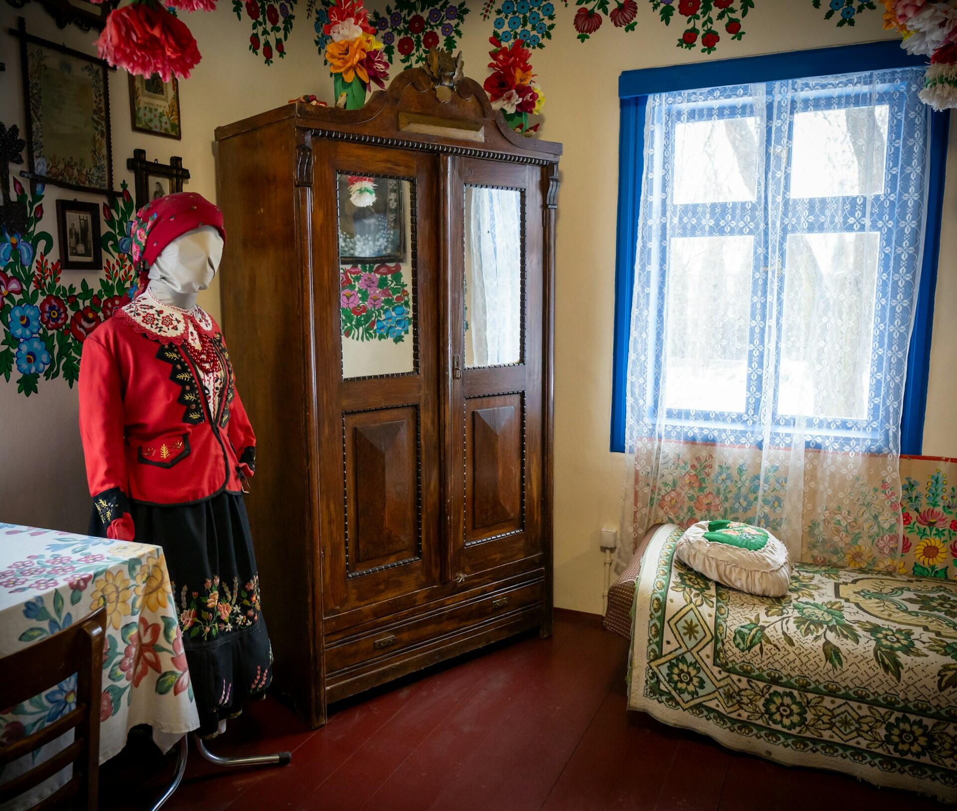 кімната з етнографічного музею з традиційною організацією простору в українській хаті